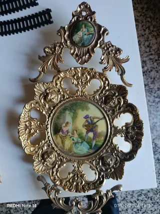 Reloj de bronce con escena