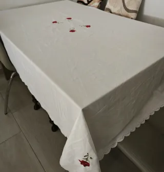 Cortinas rojas y mantel blanco