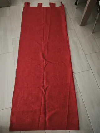 Cortinas rojas y mantel blanco