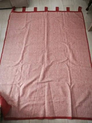 Cortinas rojas y mantel blanco