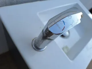 Mueble de baño gris con lavabo