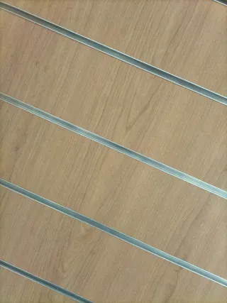 Panel expositor madera y metal