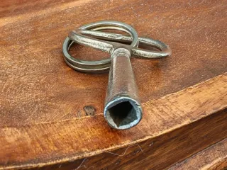 Llave antigua para reloj de cuerda número 13