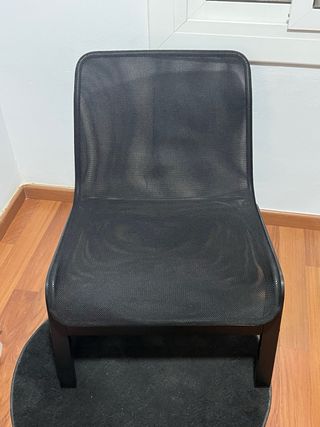 Butaca de tela negra moderna.