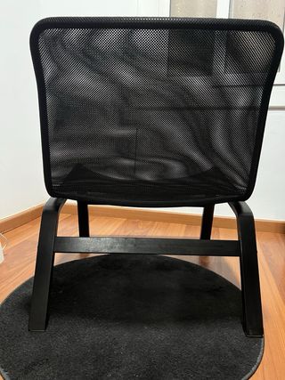 Butaca de tela negra moderna.