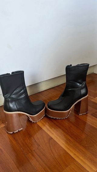 Botines negros de plataforma de madera
