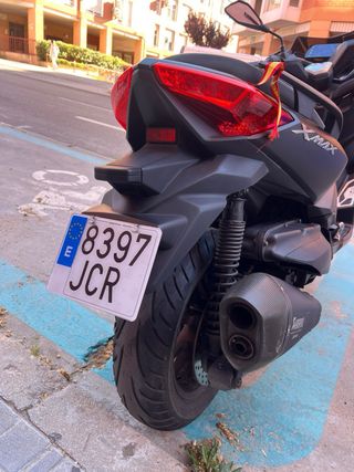 Yamaha Xmax 400 Momodesign Negra