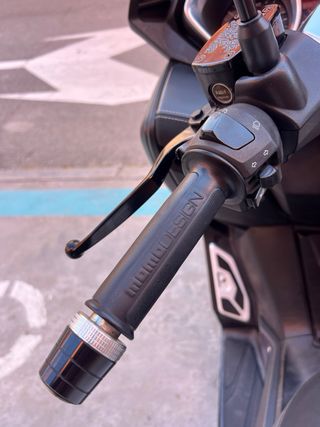 Yamaha Xmax 400 Momodesign Negra
