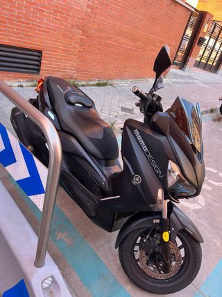 Yamaha Xmax 400 Momodesign Negra