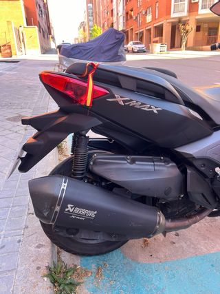 Yamaha Xmax 400 Momodesign Negra
