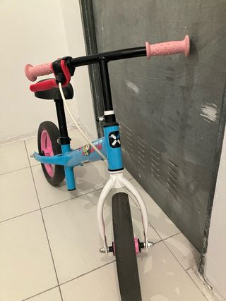 Bici de aprendizaje Btwin azul y rosa