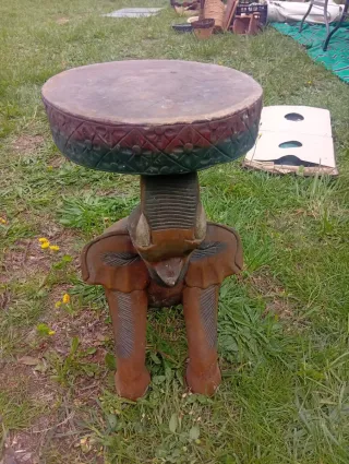 Auténtico taburete africano vintage de madera.