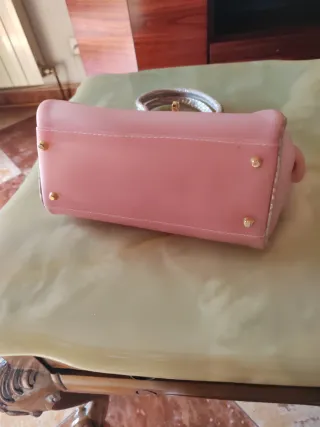 Bolso rosa con detalles dorados tipo Birkin
