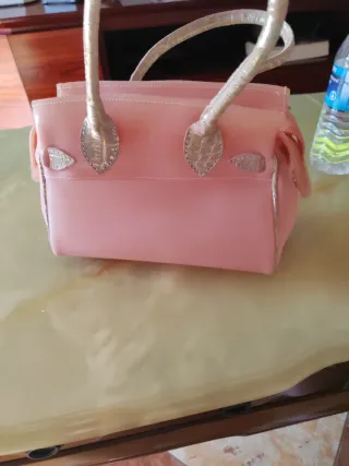 Bolso rosa con detalles dorados tipo Birkin