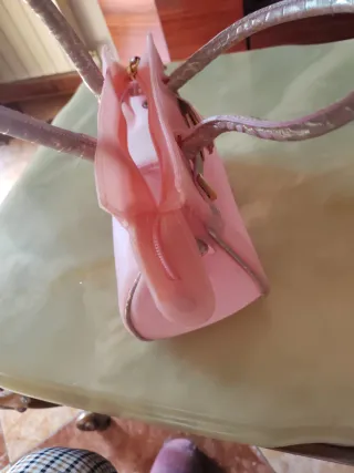 Bolso rosa con detalles dorados tipo Birkin