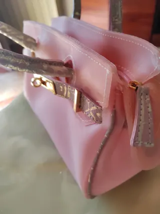 Bolso rosa con detalles dorados tipo Birkin
