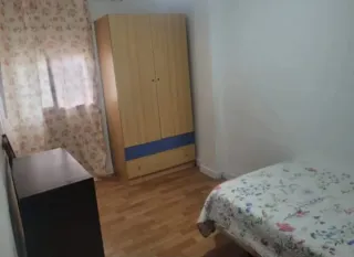 Se alquila un habitacion
