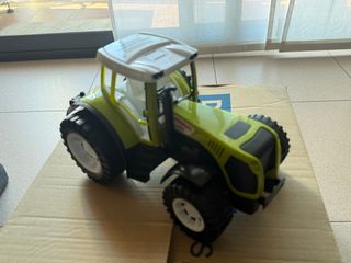 Tractor de juguete verde y blanco