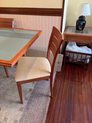 Mesa de comedor con 4 sillas