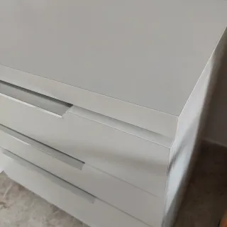 Sinfonier y 2 mesitas de noche blancas