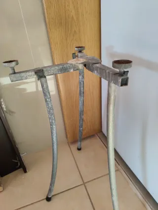 Paellero metálico con pies