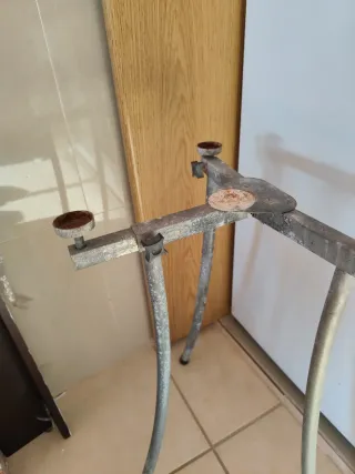 Paellero metálico con pies