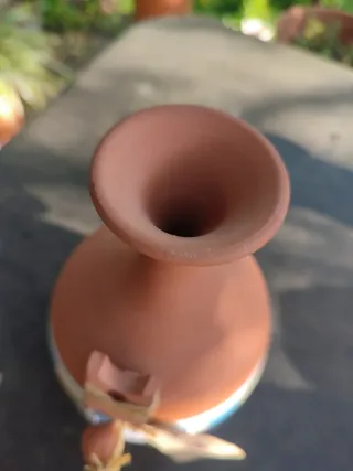 Jarrón de cerámica terracota decorado