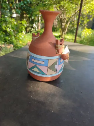 Jarrón de cerámica terracota decorado