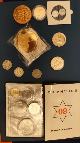 Lote monedas medallas estuche varios países
