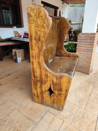 Sillón de madera antiguo