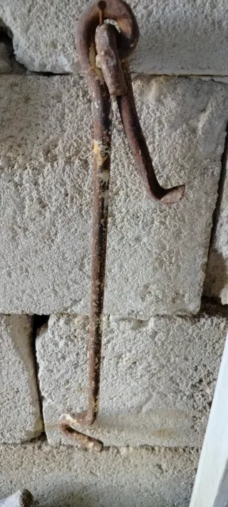Gancio antico in ferro battuto