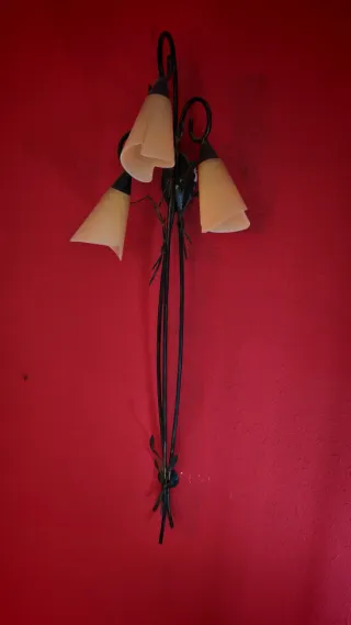 Lámpara de pared de hierro forjado 60€ cada uno.