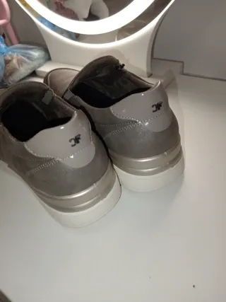 Zapatos grises y plateados