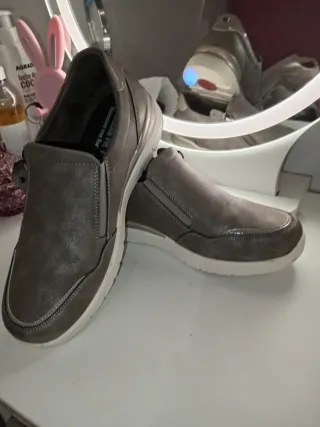 Zapatos grises y plateados