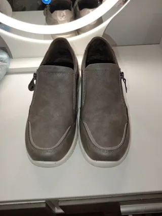 Zapatos grises y plateados