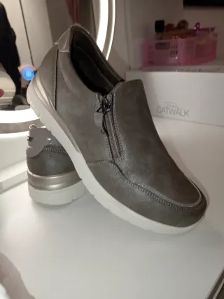 Zapatos grises y plateados