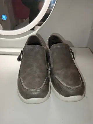 Zapatos grises y plateados