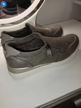 Zapatos grises y plateados