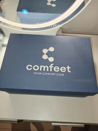 Zapatos grises y plateados