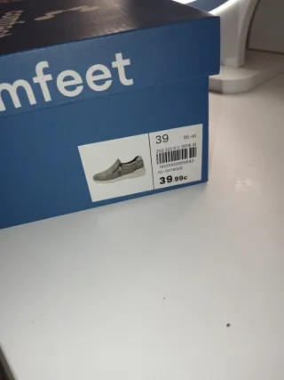 Zapatos grises y plateados