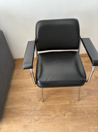 Silla Vintage Negra con Patas Metálicas