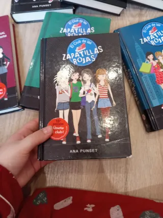 Colección de libros zapatillas rojas