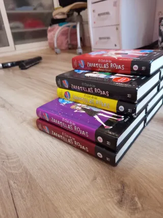 Colección de libros zapatillas rojas