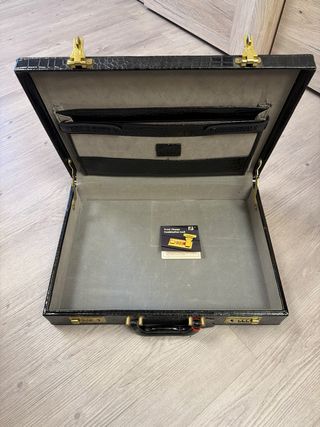 Maletín negro de cuero con combinacion