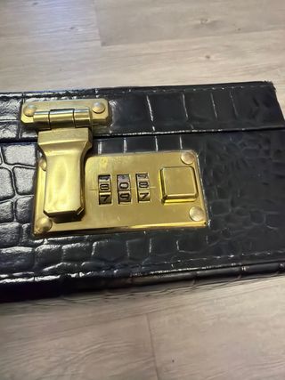 Maletín negro de cuero con combinacion