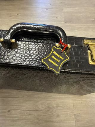 Maletín negro de cuero con combinacion