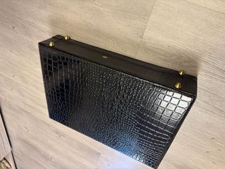 Maletín negro de cuero con combinacion