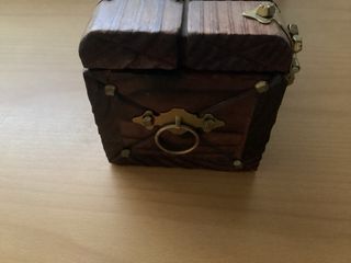 Cofre de madera tallada con detalles metálicos