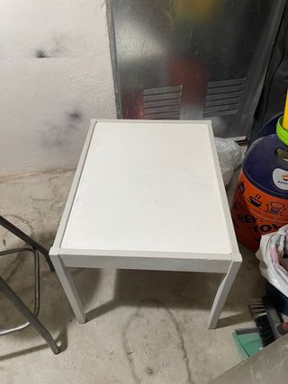Mesa infantil de madera.