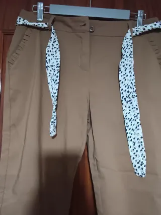 Pantalón marrón con cinturón estampado